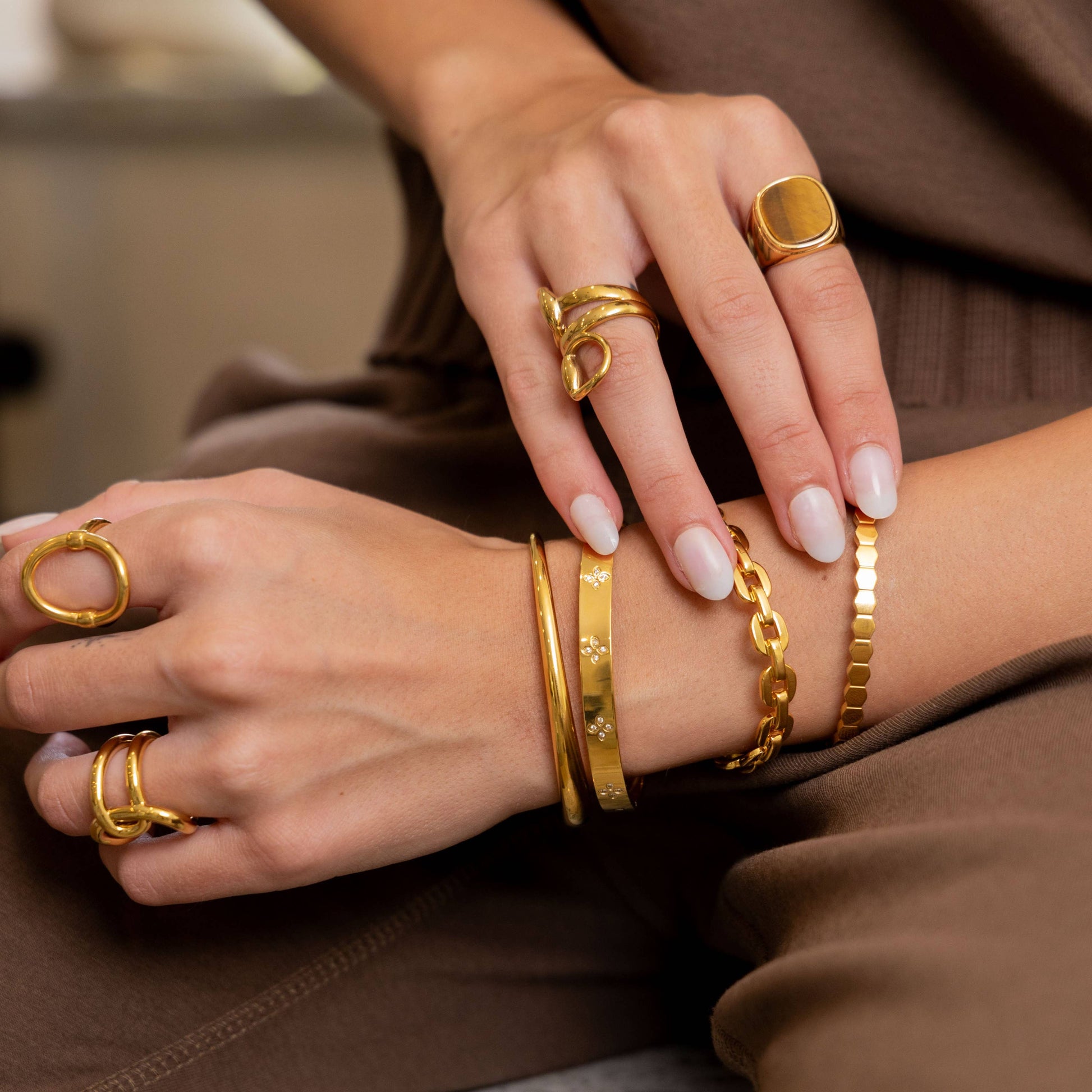 The Lucent Knot Ring