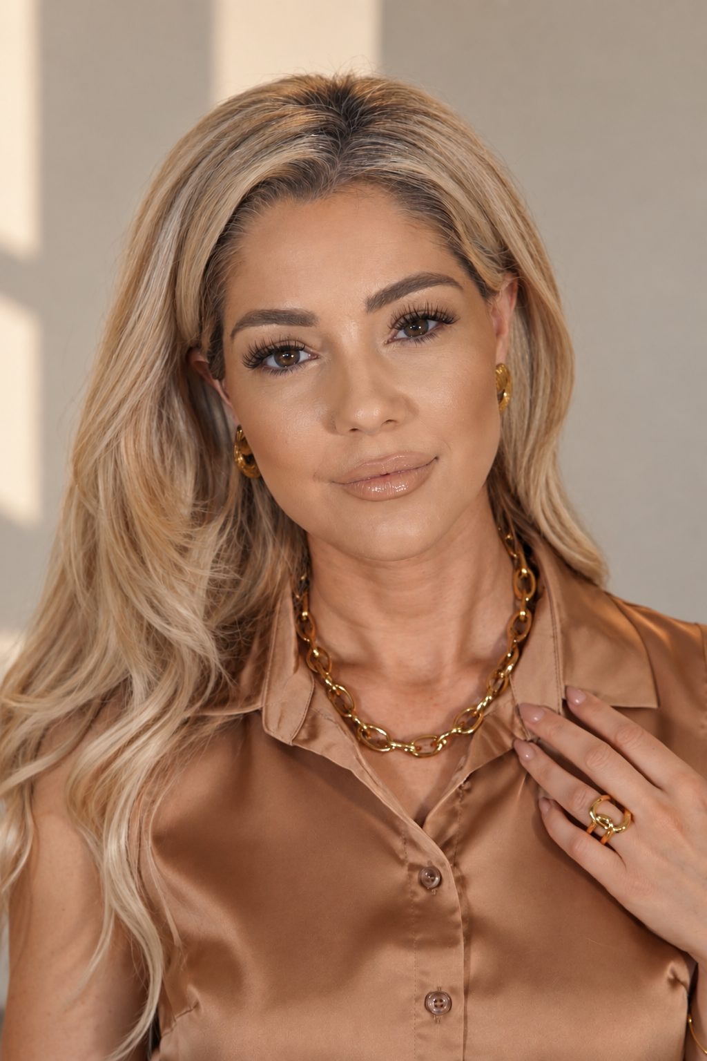 The Lucent Knot Ring